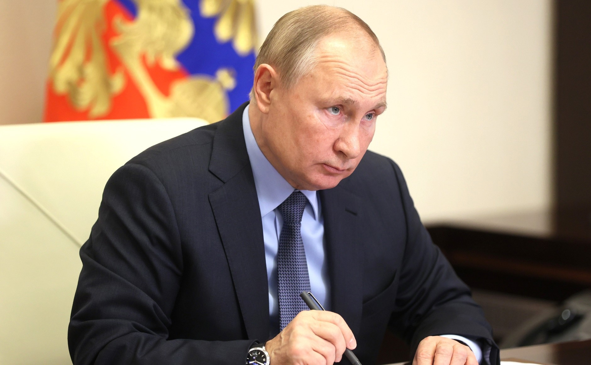 Путин призвал проработать законопроекты о QR-кодах 